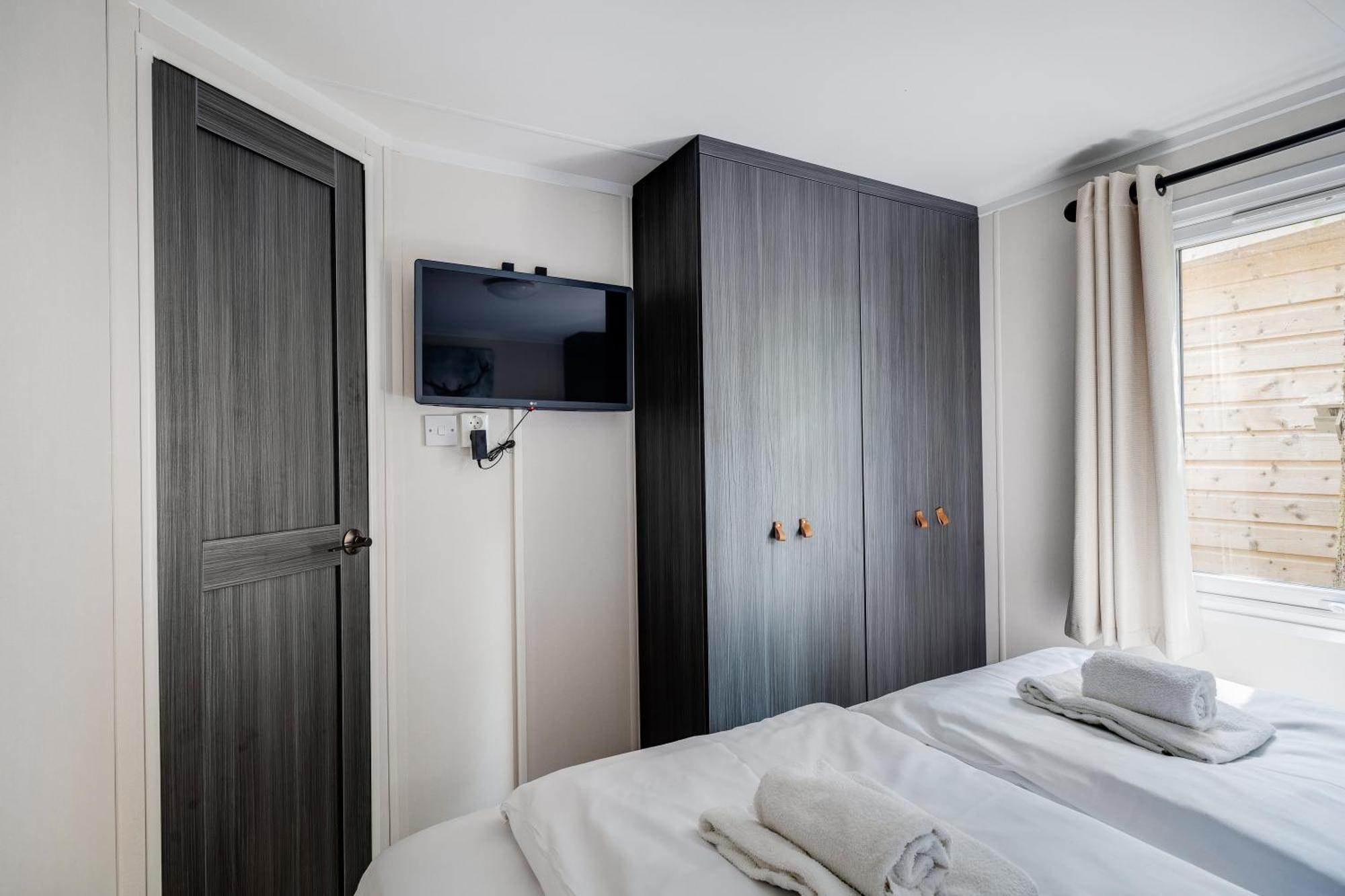 Veluwe Hoenderloo Luxury Chalet With Private Sauna And Hot Tub - Swimming Pool Tennis Court Supermarket Bowling Alley Theatre And Entertainment For Children Eksteriør bilde
