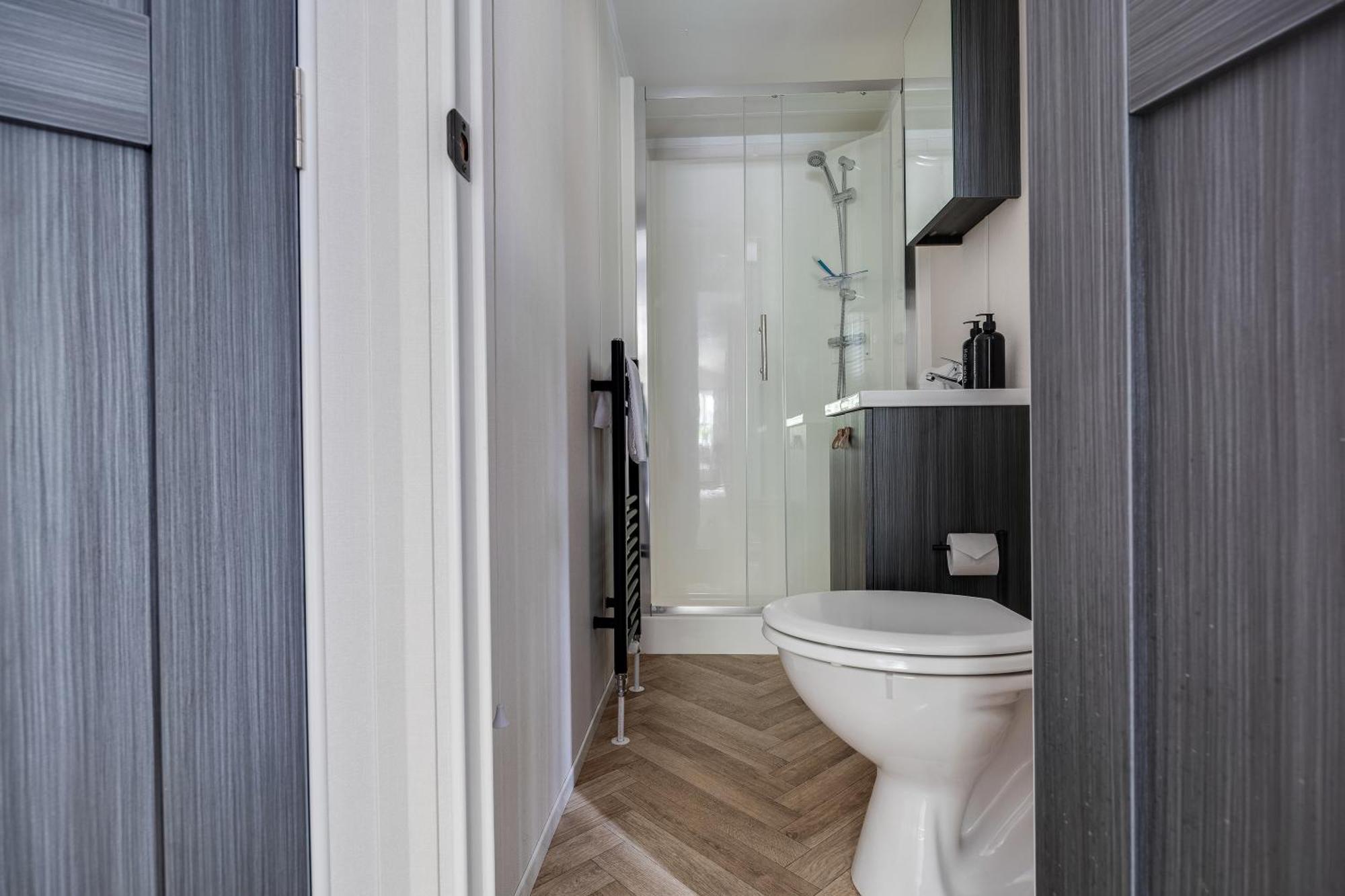 Veluwe Hoenderloo Luxury Chalet With Private Sauna And Hot Tub - Swimming Pool Tennis Court Supermarket Bowling Alley Theatre And Entertainment For Children Eksteriør bilde