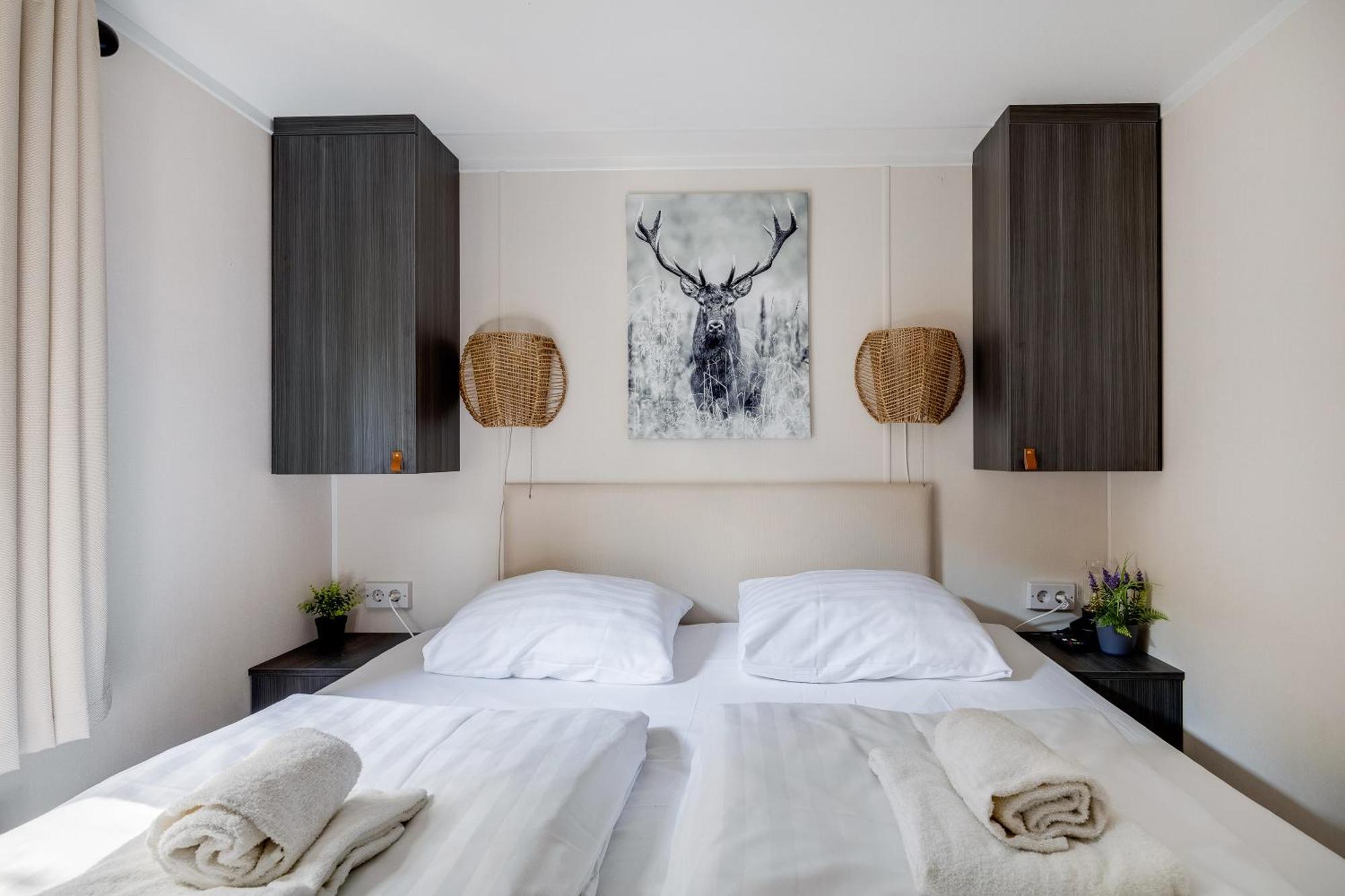 Veluwe Hoenderloo Luxury Chalet With Private Sauna And Hot Tub - Swimming Pool Tennis Court Supermarket Bowling Alley Theatre And Entertainment For Children Eksteriør bilde